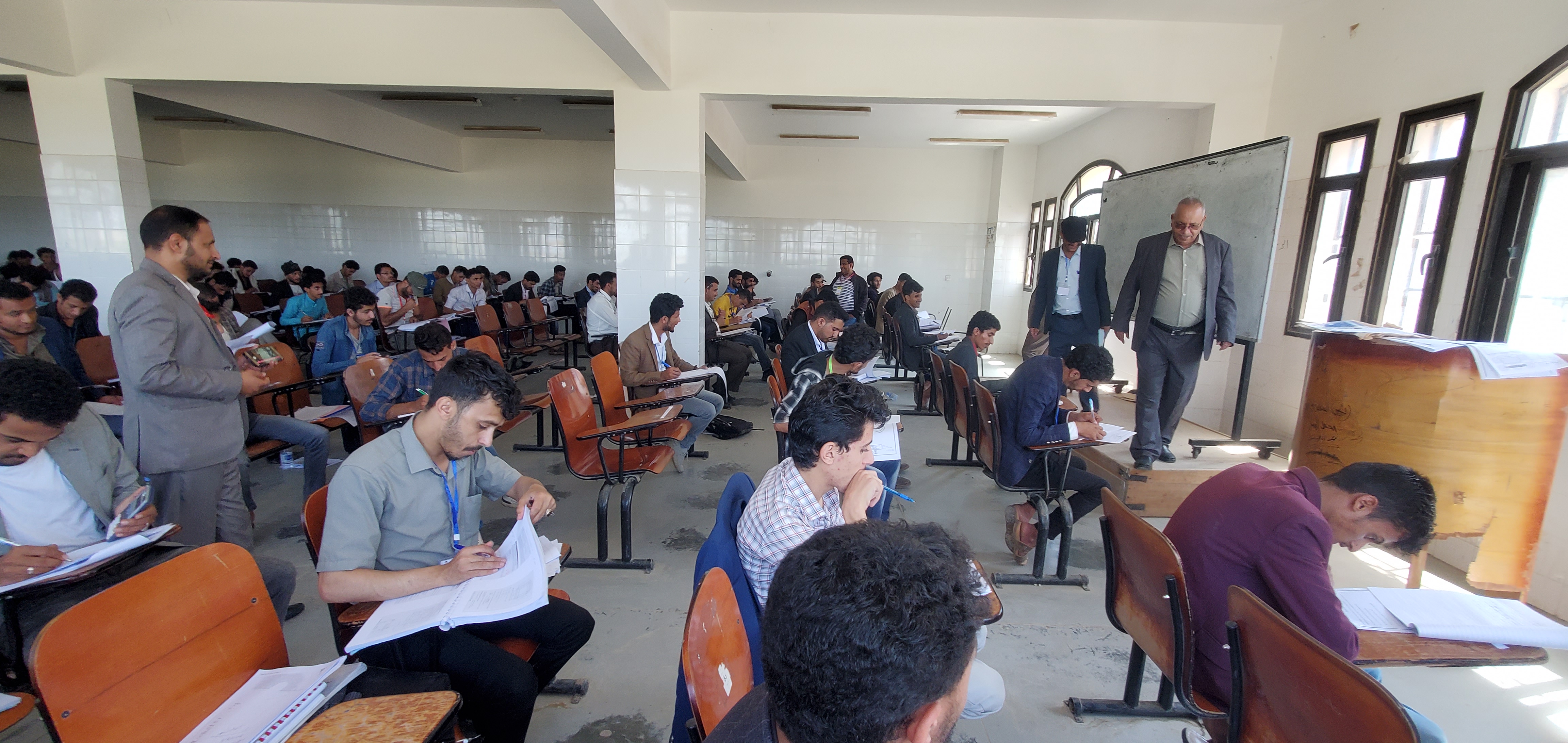 رئيس الجامعة يدشن الاختبارات النهائية بكلية الهندسة